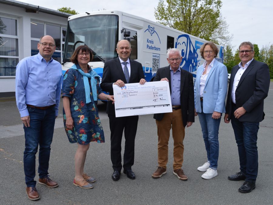 Kein Bus ohne die Unterstützung des Fördervereins – (v.l.) Kassierer Stefan Stachowiak, 2. Vorsitzende Martina Wolf-Sedlatschek, Landrat Christoph Rüther, 1. Vorsitzender Friedhelm Hüwel, Schriftführerin Marita Bültmann und Geschäftsführer des Vereins Heinz-Josef Struckmeier © Diana Ramme, Presse- und Öffentlichkeitsarbeit